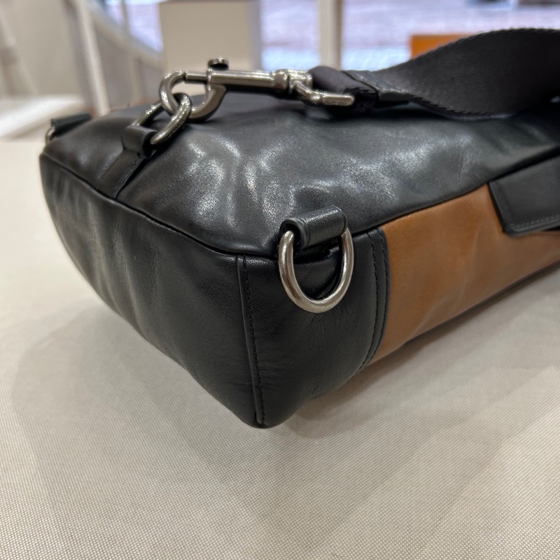 Coach Manhattan Sport 小牛皮斜跨胸包 側背包-15