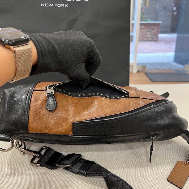 Coach Manhattan Sport 小牛皮斜跨胸包 側背包-16