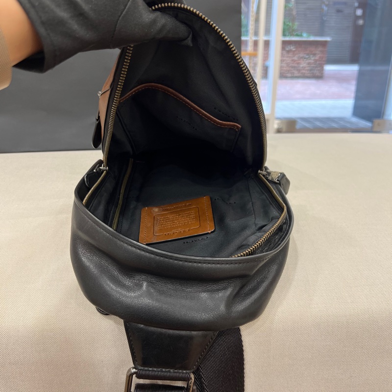 Coach Manhattan Sport 小牛皮斜跨胸包 側背包-18