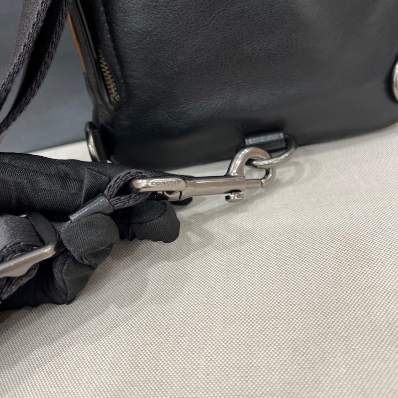 Coach Manhattan Sport 小牛皮斜跨胸包 側背包-20