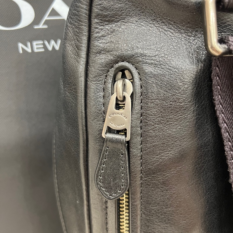 Coach Manhattan Sport 小牛皮斜跨胸包 側背包-22