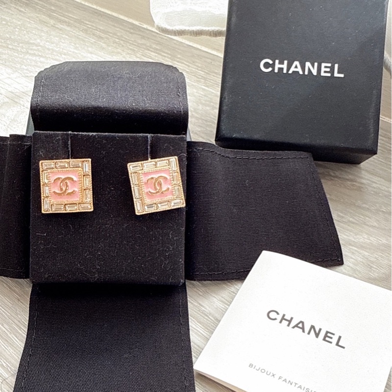 Chanel 方形粉色logo耳環 🩵-9