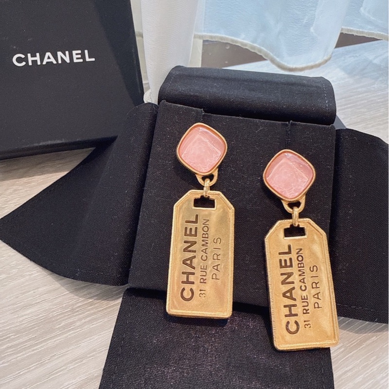 Chanel 粉色垂墜金牌耳環-0