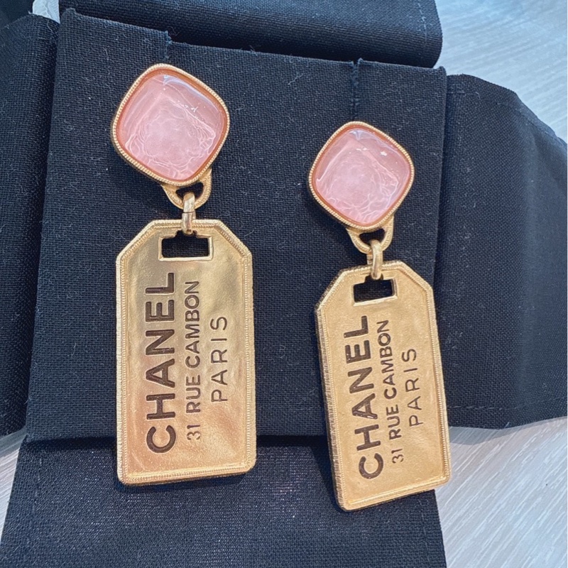 Chanel 粉色垂墜金牌耳環-1