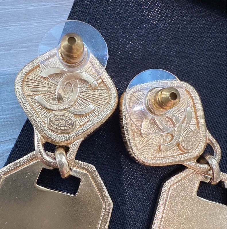Chanel 粉色垂墜金牌耳環-4
