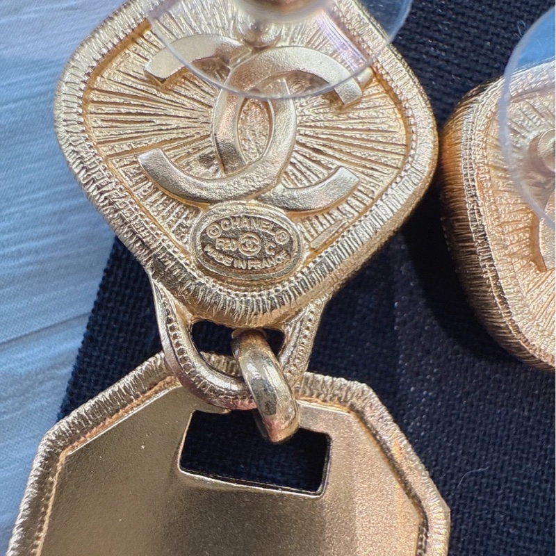 Chanel 粉色垂墜金牌耳環-5