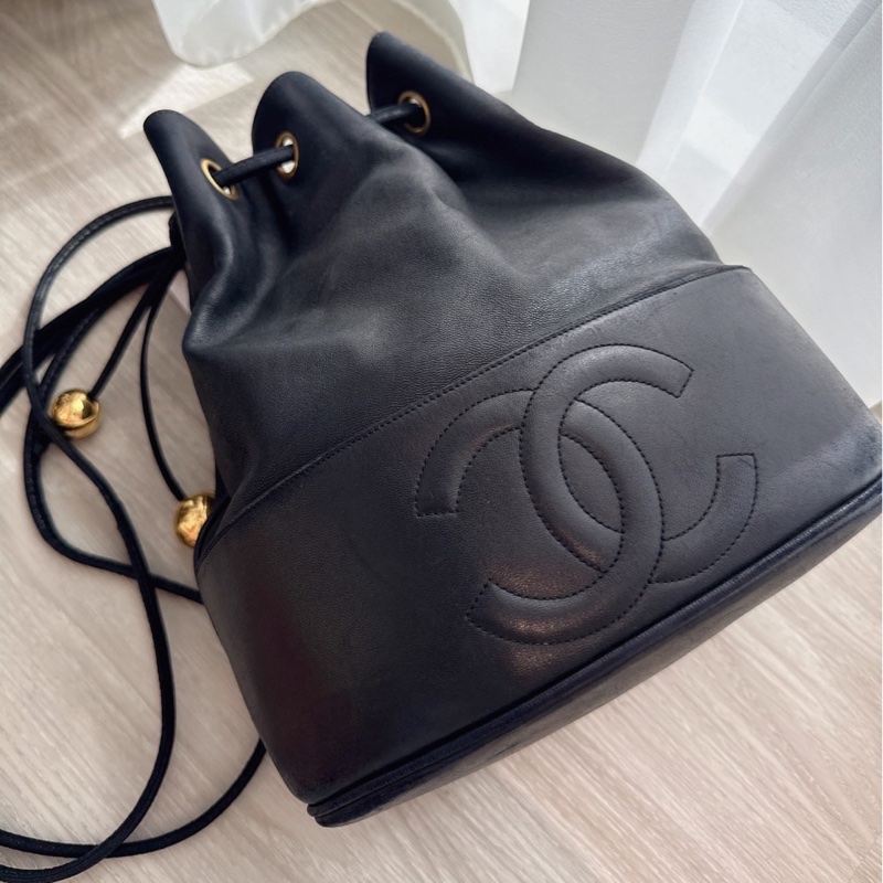 Chanel 黑色水桶包雷標22開 🩷誰背誰好看-0
