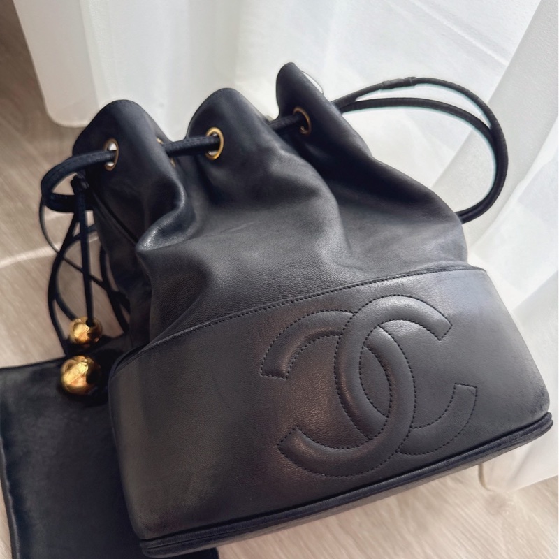 Chanel 黑色水桶包雷標22開 🩷誰背誰好看-6