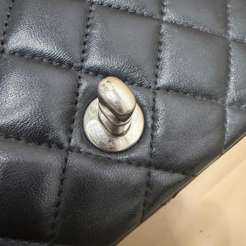 🈶盒子塵袋購證♥️ Chanel 黑銀經典胖子-68