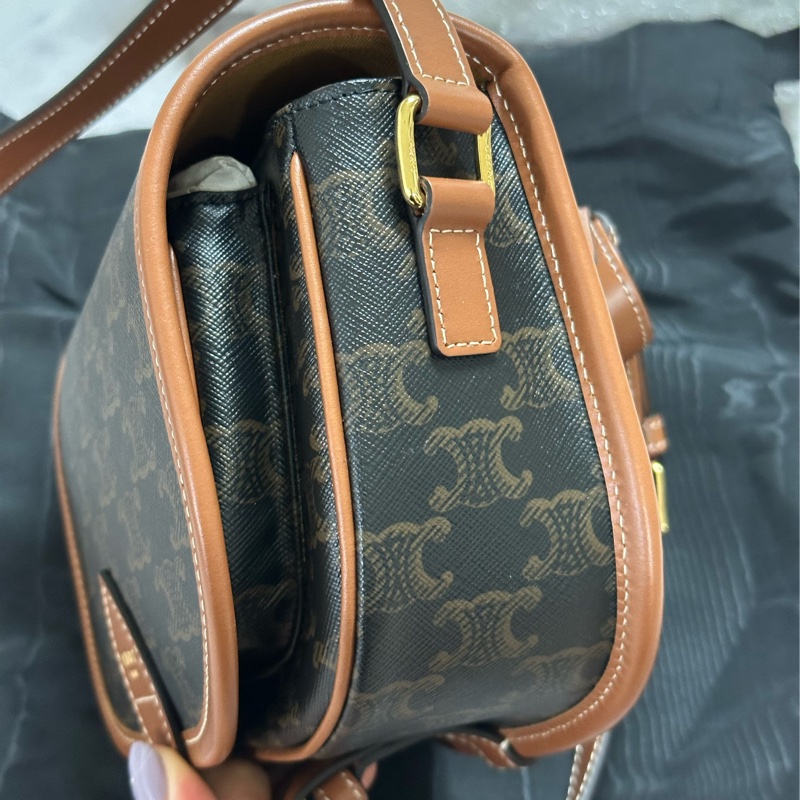 CELINE 經典TRIOMPHE帆布中型FOLCO馬鞍肩背/斜背包(黃褐色)-1