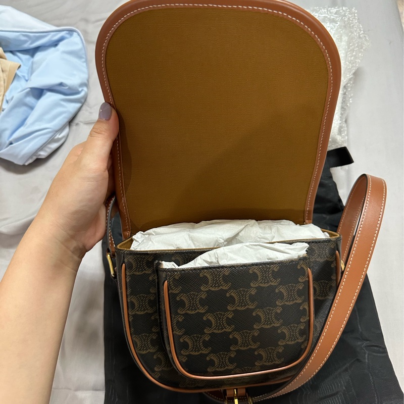 CELINE 經典TRIOMPHE帆布中型FOLCO馬鞍肩背/斜背包(黃褐色)-3