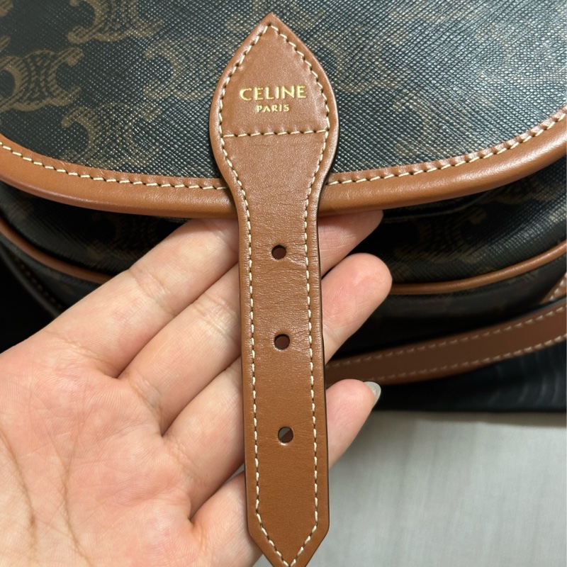 CELINE 經典TRIOMPHE帆布中型FOLCO馬鞍肩背/斜背包(黃褐色)-4