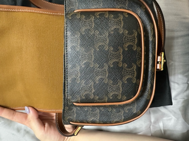 CELINE 經典TRIOMPHE帆布中型FOLCO馬鞍肩背/斜背包(黃褐色)-6