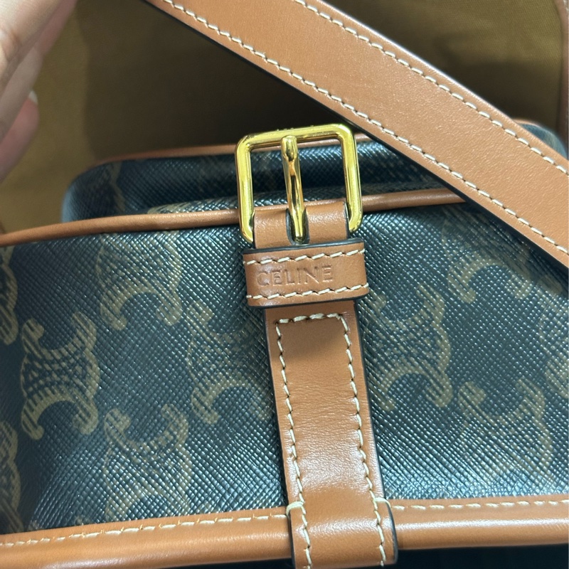 CELINE 經典TRIOMPHE帆布中型FOLCO馬鞍肩背/斜背包(黃褐色)-9