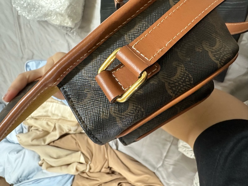 CELINE 經典TRIOMPHE帆布中型FOLCO馬鞍肩背/斜背包(黃褐色)-12