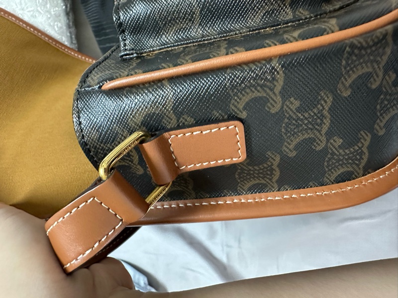 CELINE 經典TRIOMPHE帆布中型FOLCO馬鞍肩背/斜背包(黃褐色)-13