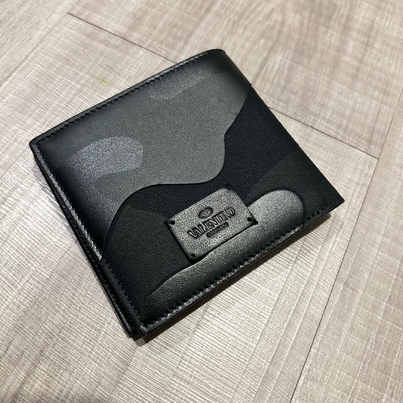 絕版全新VALENTINO半皮半布迷彩短夾（黑迷彩）比半價還低賣！-1