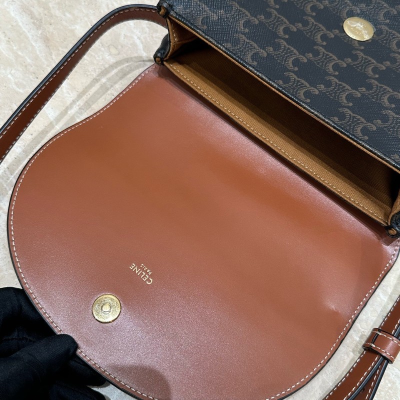 Celine Triomphe印花標誌焦糖色牛皮配老花凱旋門金扣 肩背包 斜背包 郵差包馬鞍包-10