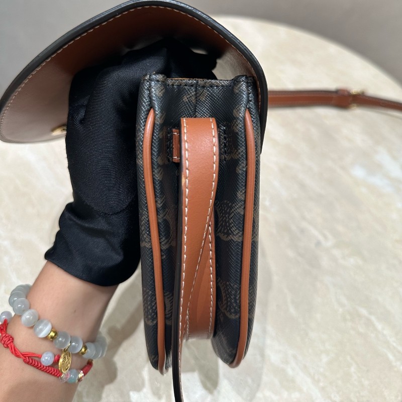 Celine Triomphe印花標誌焦糖色牛皮配老花凱旋門金扣 肩背包 斜背包 郵差包馬鞍包-12