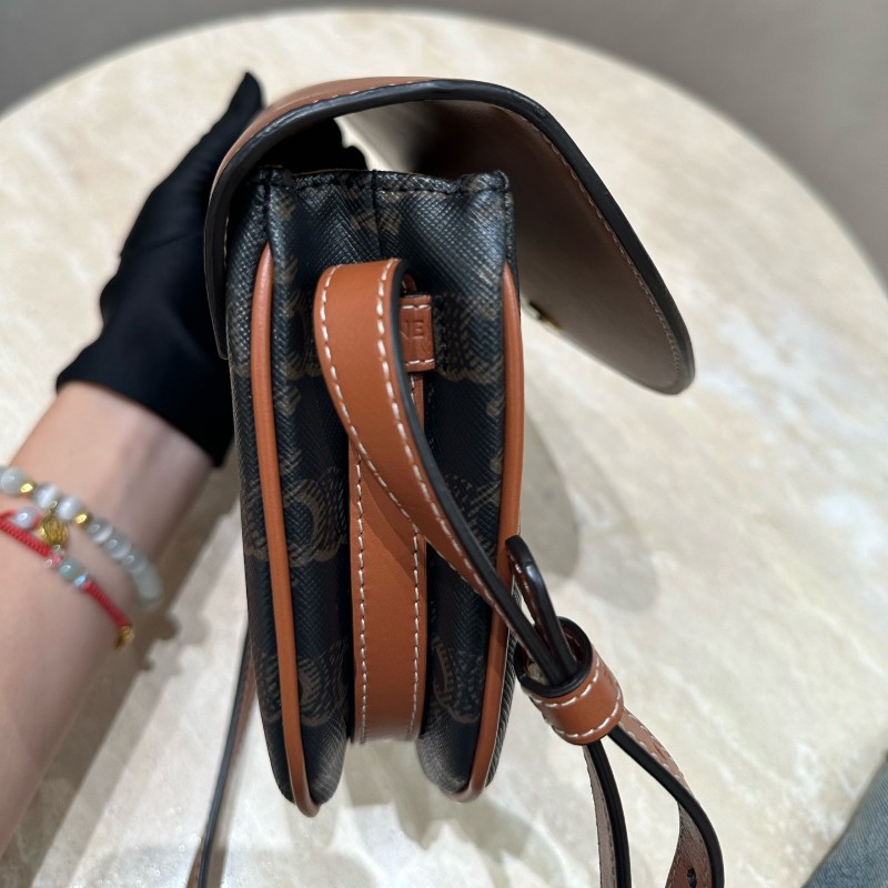 Celine Triomphe印花標誌焦糖色牛皮配老花凱旋門金扣 肩背包 斜背包 郵差包馬鞍包-13