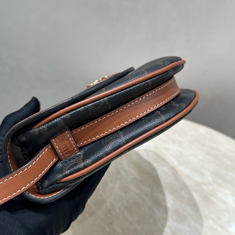 Celine Triomphe印花標誌焦糖色牛皮配老花凱旋門金扣 肩背包 斜背包 郵差包馬鞍包-16