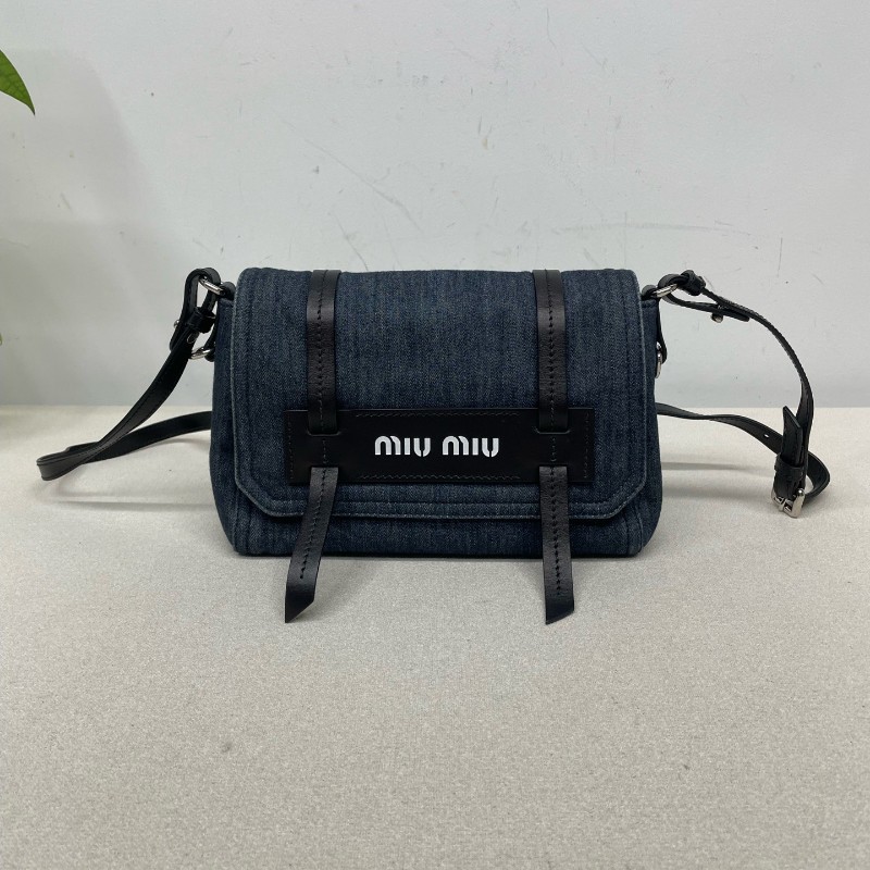 Miumiu 藍色牛仔郵差包 肩背包 斜背包 底長24cm-0
