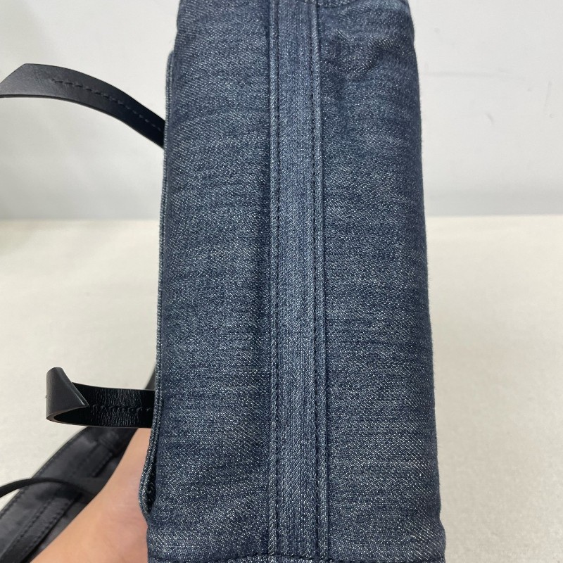 Miumiu 藍色牛仔郵差包 肩背包 斜背包 底長24cm-4