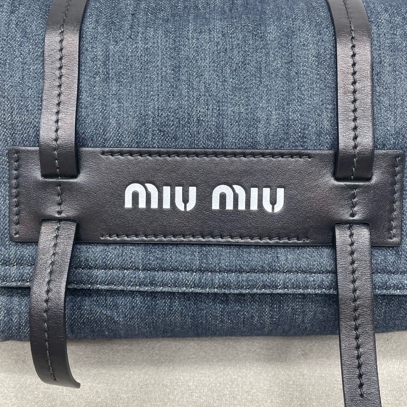 Miumiu 藍色牛仔郵差包 肩背包 斜背包 底長24cm-9