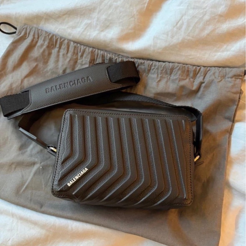 巴黎世家balenciaga car camera bag 真皮斜背相機拉鍊包 黑色-4