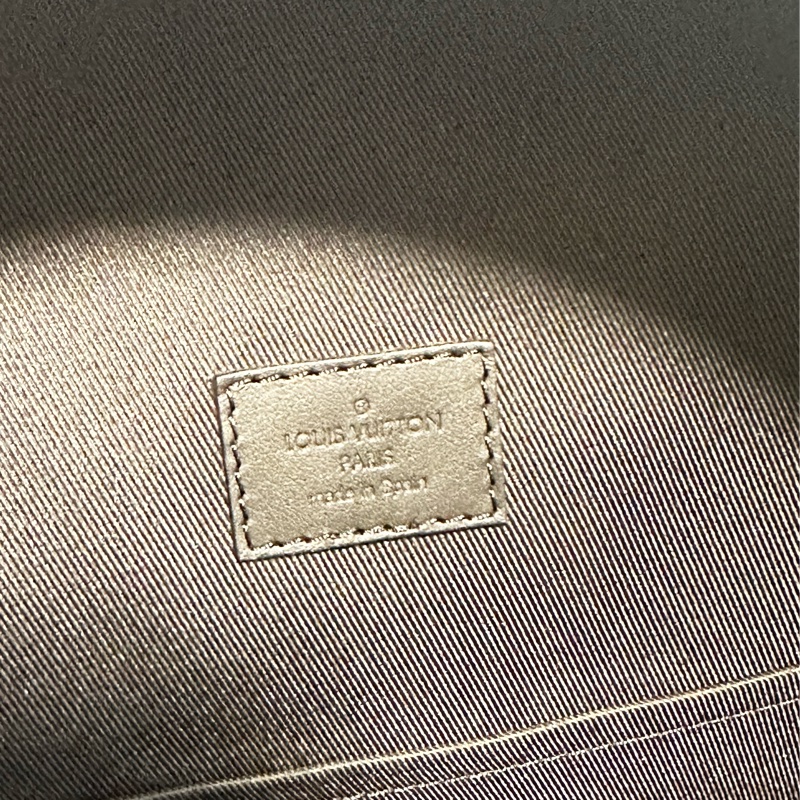 LV take off小牛皮後背包-3