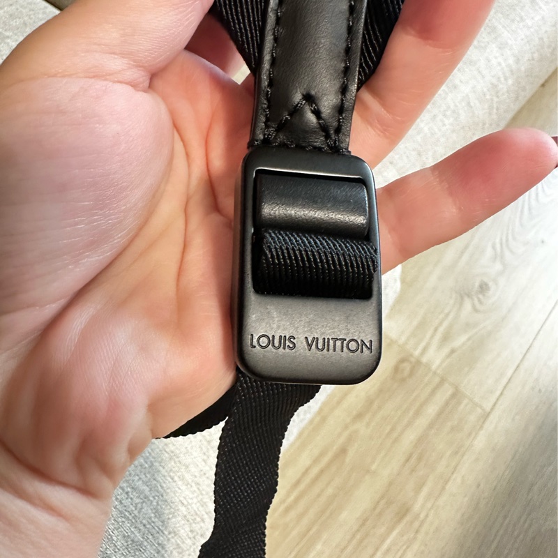 LV take off小牛皮後背包-10