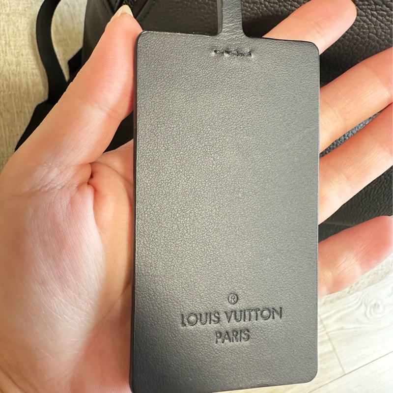 LV take off小牛皮後背包-12