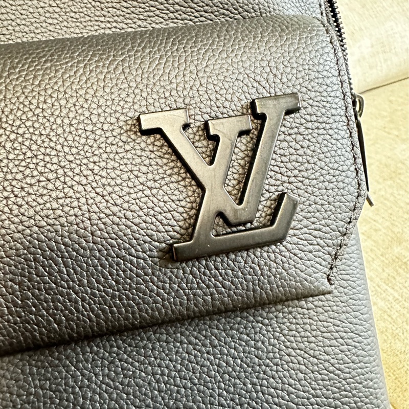 LV take off小牛皮後背包-16