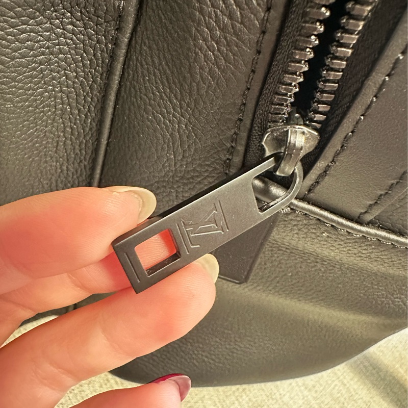 LV take off小牛皮後背包-17