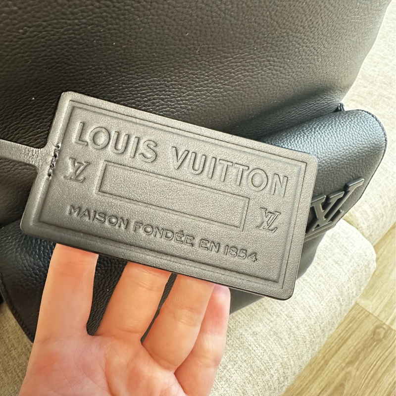 LV take off小牛皮後背包-19