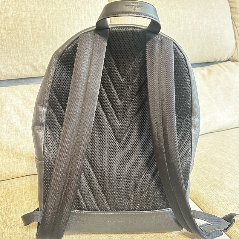 LV take off小牛皮後背包-22