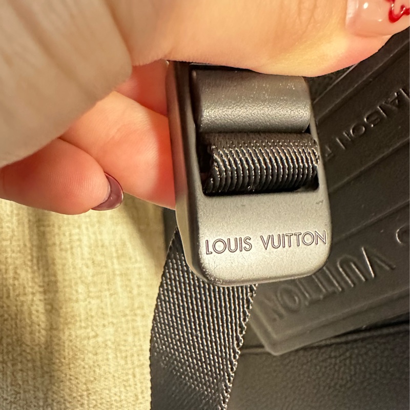 LV take off小牛皮後背包-28