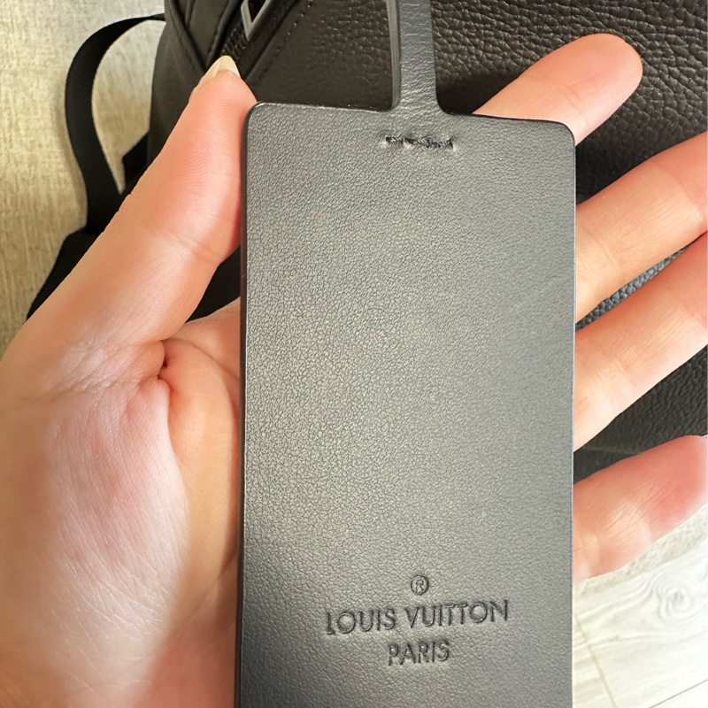 LV take off小牛皮後背包-29
