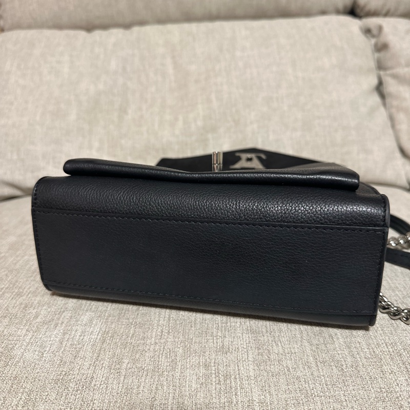 LV THE LOCK ME 黑牛皮下蓋肩背包-3