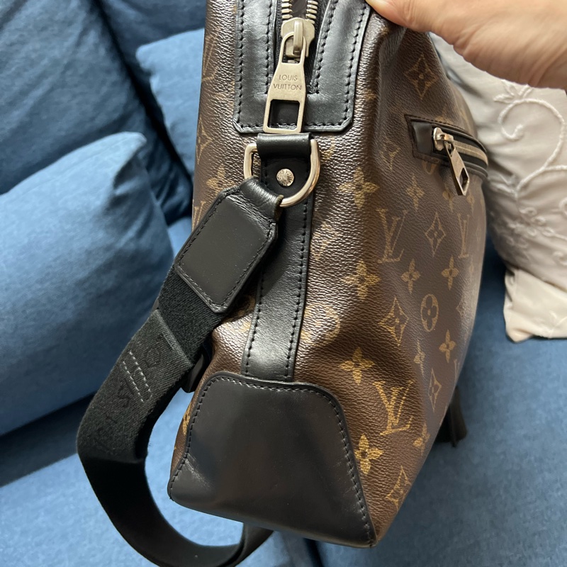 Lv shoulder 老花黑皮旅行包-2