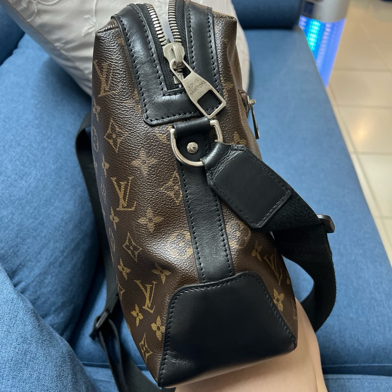 Lv shoulder 老花黑皮旅行包-11