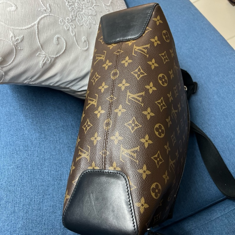 Lv shoulder 老花黑皮旅行包-13