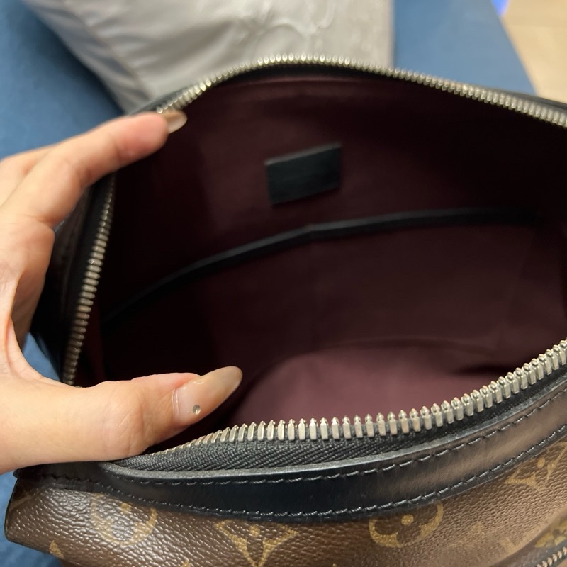 Lv shoulder 老花黑皮旅行包-17