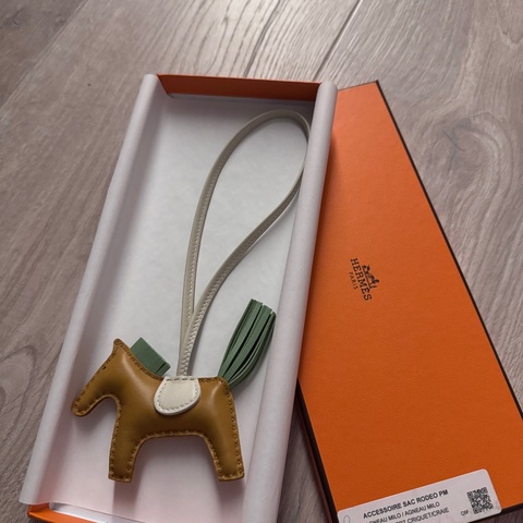 Hermes 愛馬仕芝麻+綠小馬吊飾