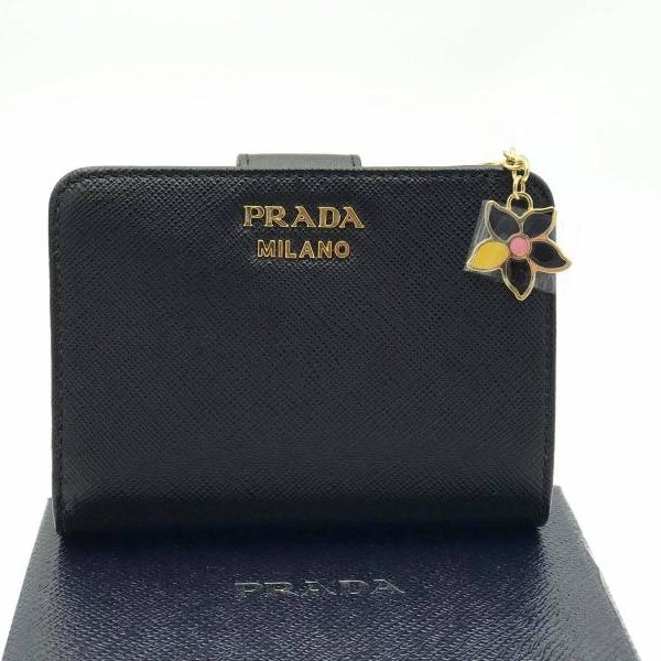 ✨快閃特價✨Prada 1ML018 Saffiano 倒三角標 Logo 小花拉鍊二折短夾 黑色-1