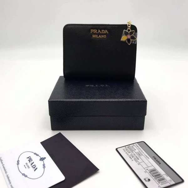 ✨快閃特價✨Prada 1ML018 Saffiano 倒三角標 Logo 小花拉鍊二折短夾 黑色-2