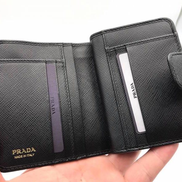 ✨快閃特價✨Prada 1ML018 Saffiano 倒三角標 Logo 小花拉鍊二折短夾 黑色-9