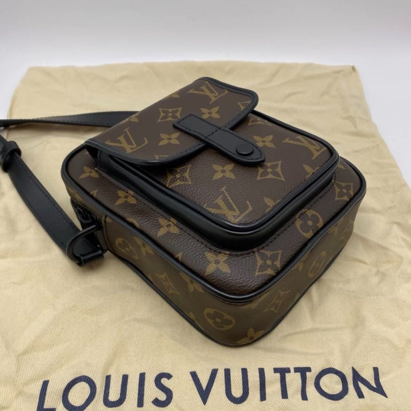 ✨LV 老花Christopher肩背斜背相機包15*17*8 99新配件:塵袋吊牌-2