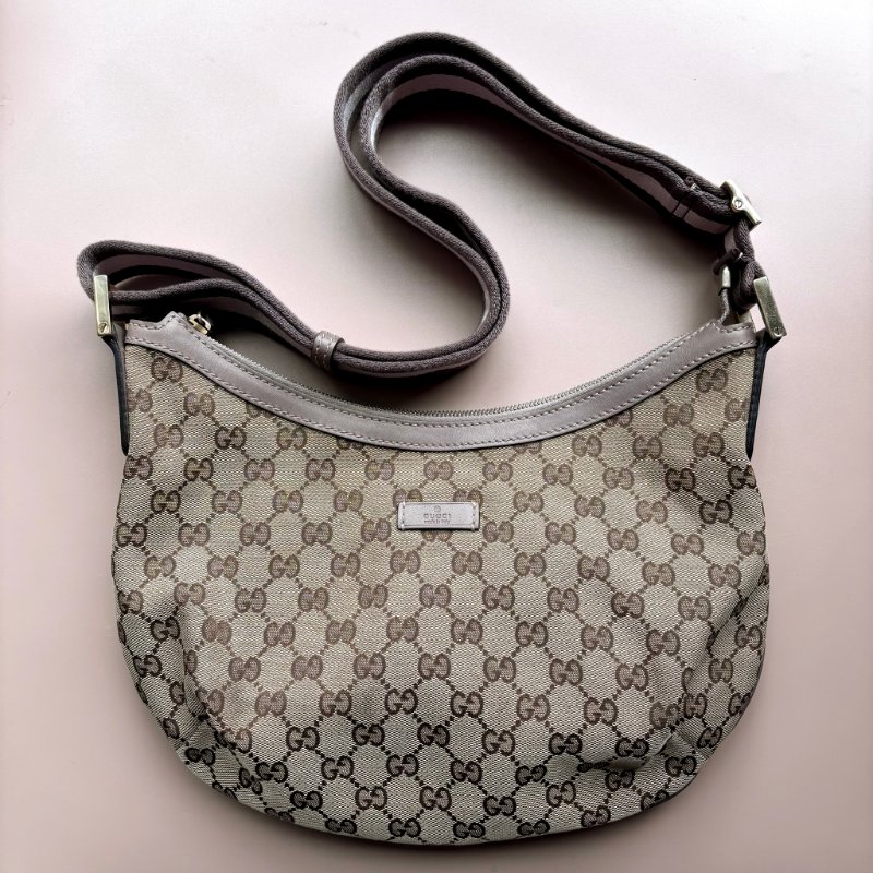 ::GUCCI:: 181092 米色烏木色GG帆布薰衣草紫色織帶半月包 斜背包-0