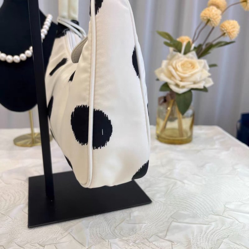 Prada  黑白點點hobo尼龍腋下包 22*17*6 99新配件塵袋-2